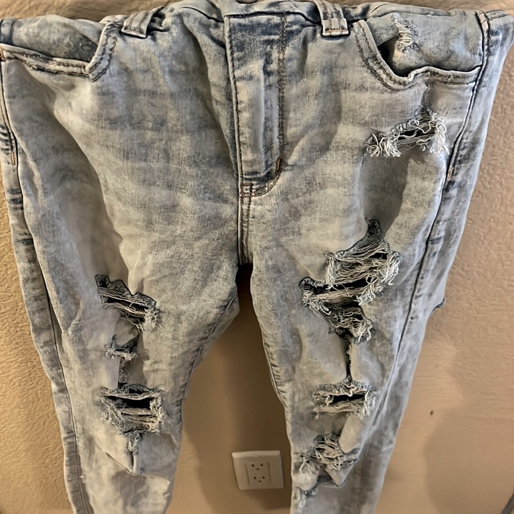 American Eagle distressed light jeans